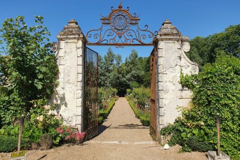 chateau-de-jallanges-entree-des-jardins